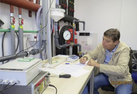 Testând prototipul Debitmetrului cu reacție cu piese în mișcare